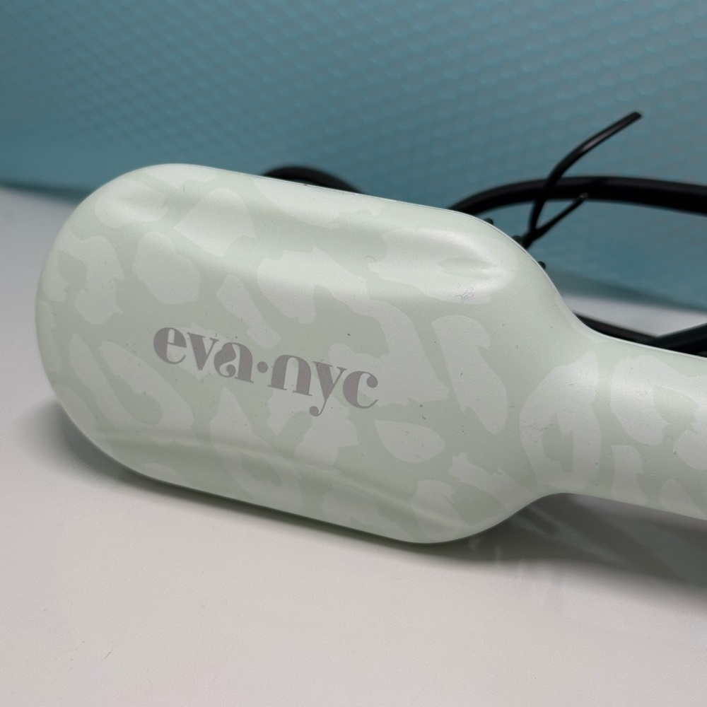 NEW EVA•NYC MINI STRAIGHTENING HAIR BRUSH & CASE